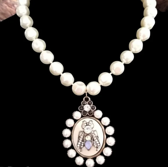 Hand Crafted Baroque Glass Pearl Queen Bee Pendant Necklace - Picture 12 of 12